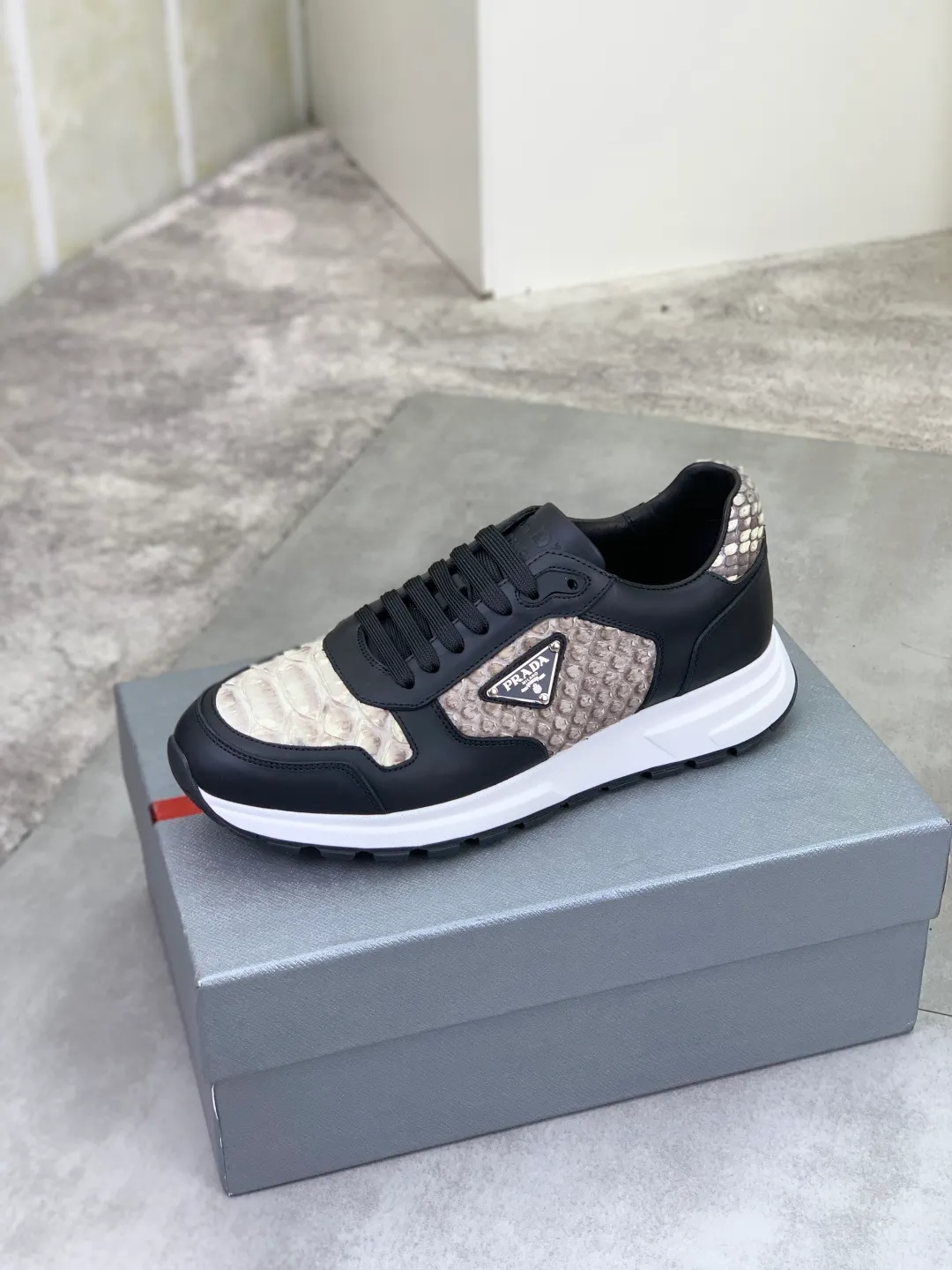 Men's men's shoes💰P580💰【New model】Top quality, new popular models on the official website, which will never go out of style for a century,🆘 The trendy brand (Prada) mainly promotes popular models, avant-garde and versatile fashionable men's shoes, privately molded, with cowhide splicing and 1:1 oil edge treatment... fashionable and simple, original imported cowhide with python skin, cowhide leather lining for feet; the atmosphere and personality are more fashionable, eye-catching and pursuing class. It will subvert the old idea and be a must-have for fashionistas who want to spend time with you! Must keep it! High-end comfortable and low-cost, high-end quality workmanship. Size: 38-44 Various colors available. full package